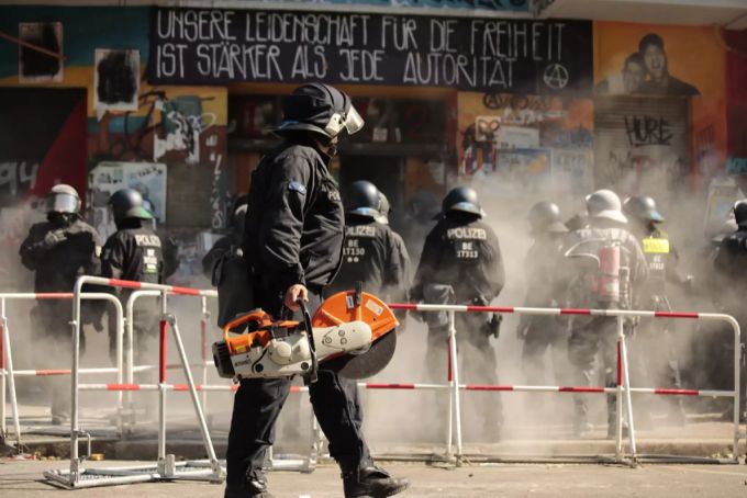 Polizisten öffnen die Tür dem Haus «Rigaer 94» in der Rigaer Strasse in Berlin-Friedrichshain. Rigaer 94
