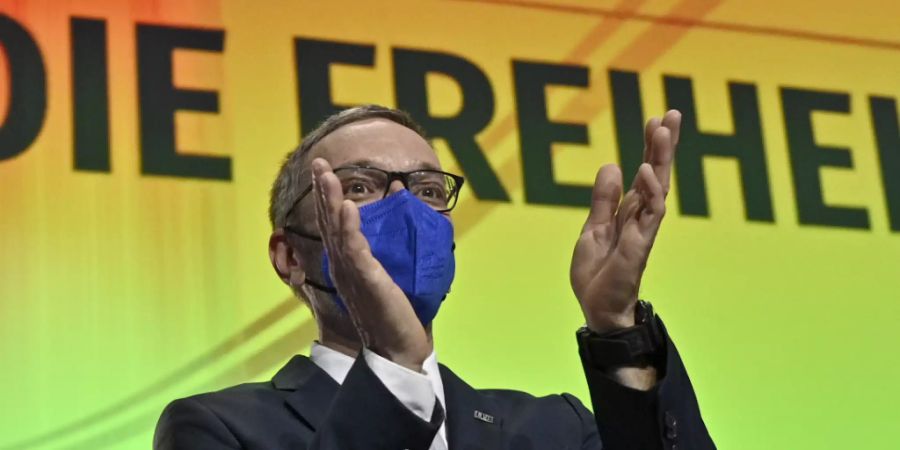 FPÖ-Fraktionschef Herbert Kickl applaudiert beim Ausserordentlicher Bundesparteitag der FPÖ. Nach dem Rücktritt von Hofer wurde der vom Parteipräsidium nominierte FPÖ-Fraktionschef Herbert Kickl zum neuen Chef der Rechtspopulisten in Österreich gewählt. Foto: Hans Punz/APA/dpa