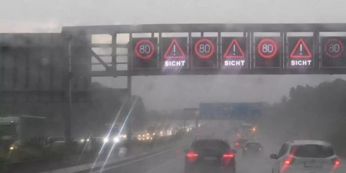 Starkregen auf der Autobahn A 9 Richtung München Zentrum. Erneut warnt der Wetterdienst vor Starkregen, Stürmen und Hegel in Bayern. Foto: Angelika Warmuth/dpa Starkregen auf der Autobahn A 9 Richtung München Zentrum. Erneut warnt der Wetterdienst vor Starkregen, Stürmen und Hegel in Bayern. Foto: Angelika Warmuth/dpa