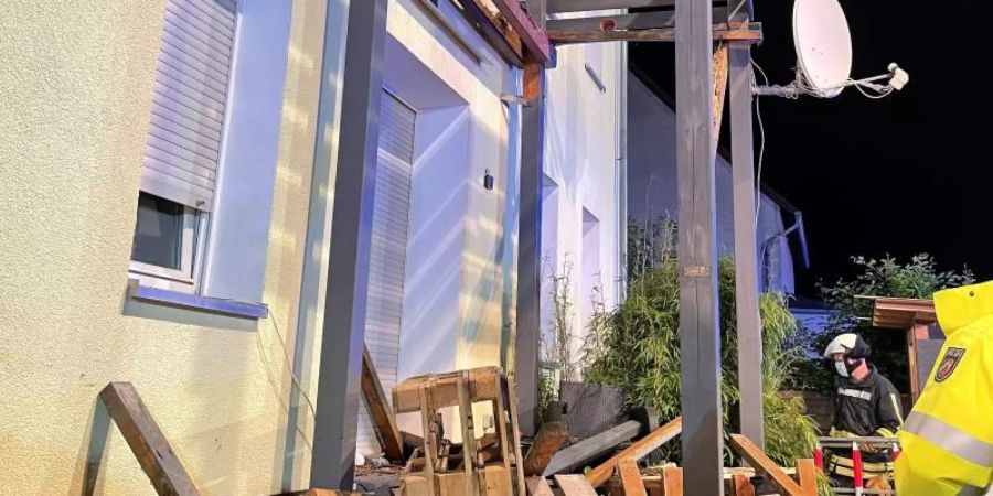 Trümmer des Balkons in Horn-Bad Meinberg. Foto: Freiwillige Feuerwehr/Horn-Bad Meinberg/dpa