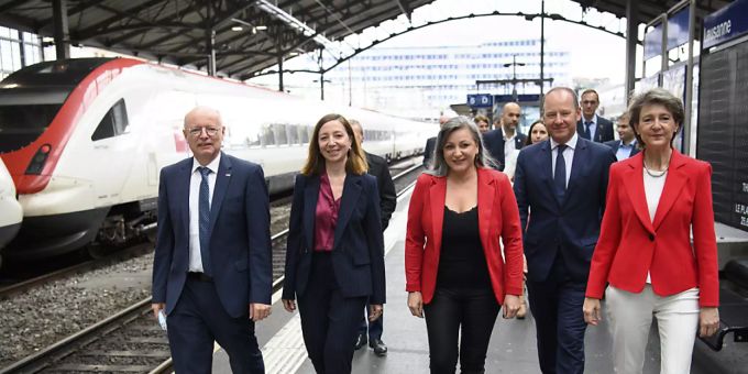 SBB-Chef Vincent Ducrot, Stadtpräsidentin Natacha Litzistorf, die Waadtländer Staatsrätin Nuria Gorrite, der Genfer Staatsrat Serge dal Busco und Bundesrätin Simonetta Sommaruga (von links). lausanne