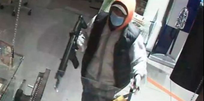 Der Täter wurde von der Überwachungskamera aufgezeichnet. Tankstelle Räuber