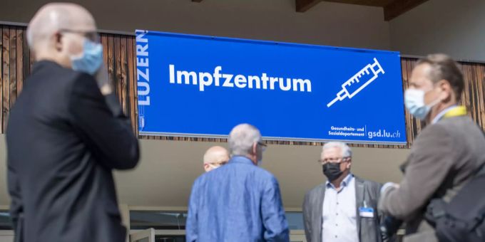 Menschen vor dem Impfzentrum in Willisau LU. Coronavirus Impfung Indische Mutation