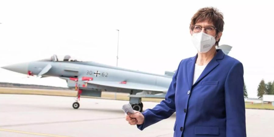 Verteidigungsministerin Annegret Kramp-Karrenbauer vor einem Eurofighter, der vom Luftkampfsystem FCAS abgelöst werden soll. Foto: Daniel Bockwoldt/dpa