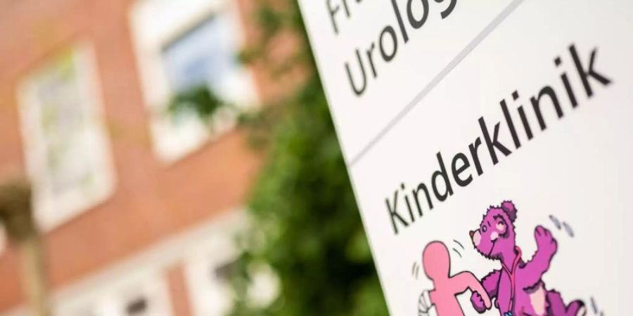 Ein frühgeborenes Baby ist im Klinikum Oldenburg wenige Tage nach der Geburt an verunreinigter Milchpulvernahrung gestorben. Foto: Mohssen Assanimoghaddam/dpa