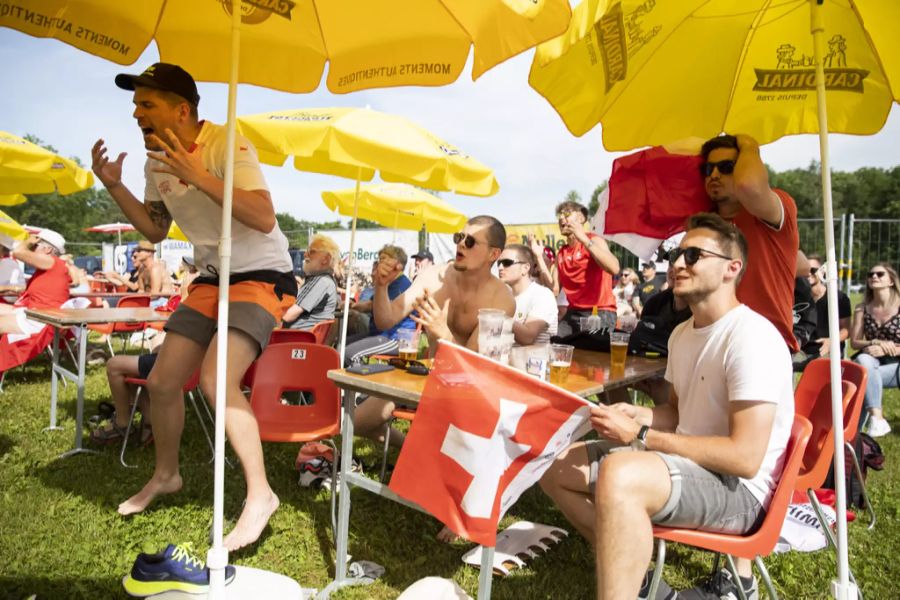 Fans der Schweizer Nati fiebern in Salavaux (VD) beim ersten Gruppenspiel gegen Wales mit.