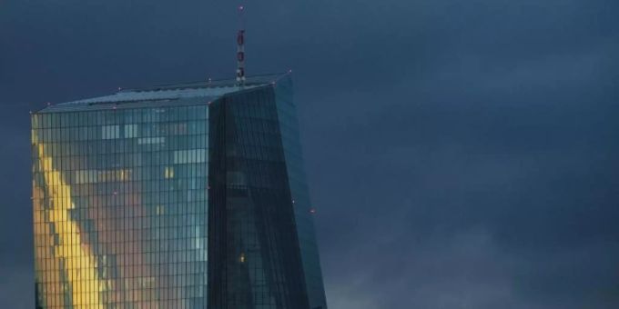 Das Licht der untergehenden Sonne spiegelt sich in der Glasfassade der Europäischen Zentralbank (EZB). Foto: Boris Roessler/dpa