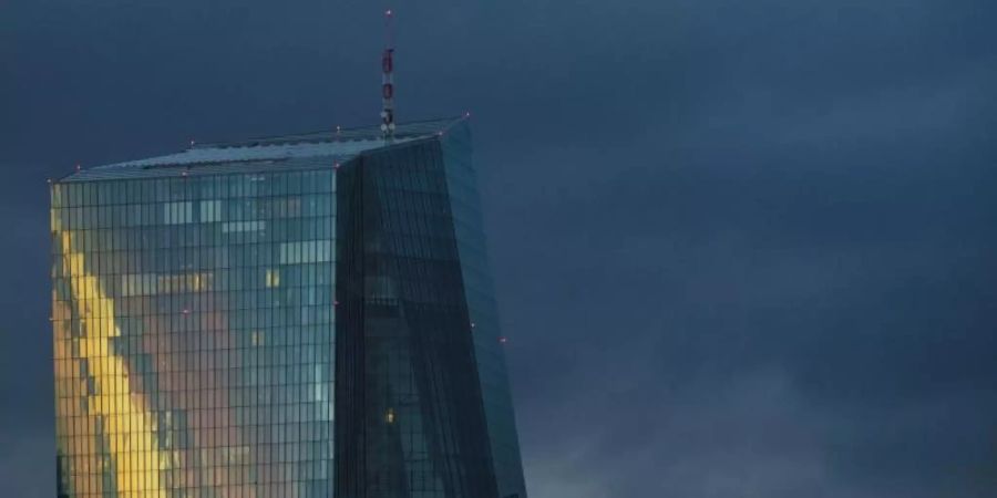 Das Licht der untergehenden Sonne spiegelt sich in der Glasfassade der Europäischen Zentralbank (EZB). Foto: Boris Roessler/dpa