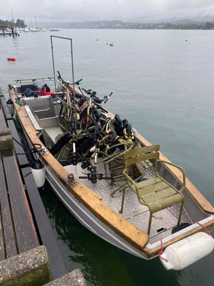 Geborgene Velos, E-Trottis und Stühle auf einem Boot auf dem Zürichsee.