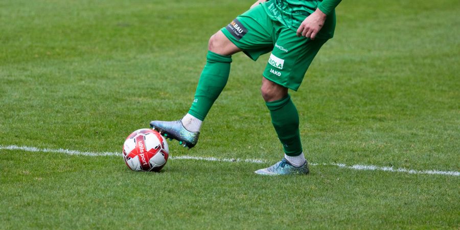 Ein Spieler des SC Brühl am Ball.