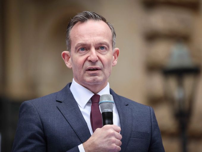 Nach seinem Veto legt die EU-Kommission einen Kompromissvorschlag für ein zügiges Verbrenner-Aus vor. Volker Wissings (FDP) Verkehrsministerium gibt seine Blockade wieder auf. Volker Wissing