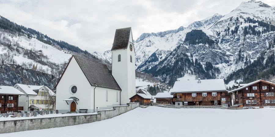 Die verschneite Glarner Gemeinde Elm mit der reformierten Kirche. - Glarus Süd