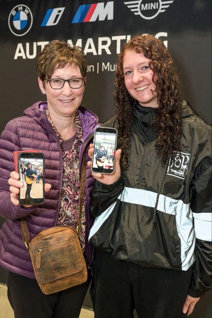 Sandra und Narina kamen nicht nur wegen der Autos.