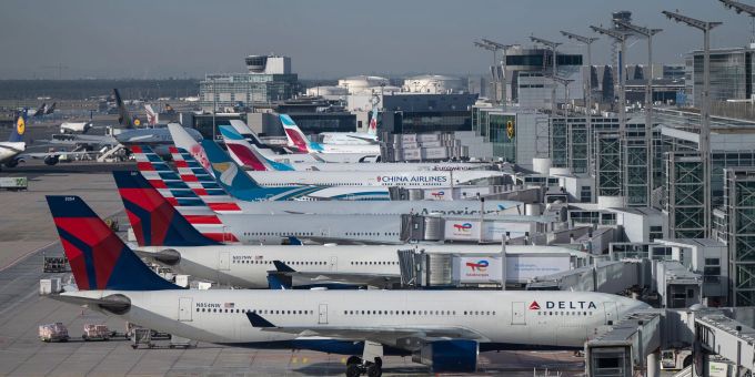 Am Frankfurter Flughafen findet angesichts angekündigter Warnstreiks am kommenden Montag kein regulärer Passagierverkehr statt. Am Frankfurter Flughafen findet angesichts angekündigter Warnstreiks am kommenden Montag kein regulärer Passagierverkehr statt.