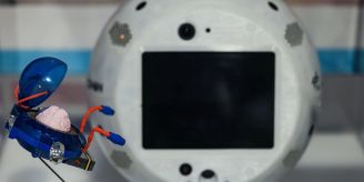 Bonn - Ein Tastenhandy unter Glas - Die Digitalisierung im Museum Bonn - Ein Tastenhandy unter Glas - Die Digitalisierung im Museum