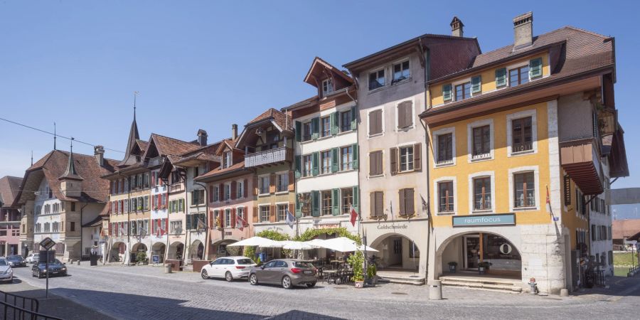 Die Altstadt und die Hauptstrasse mit einer historischen Häuserzeile in Büren an der Aare.