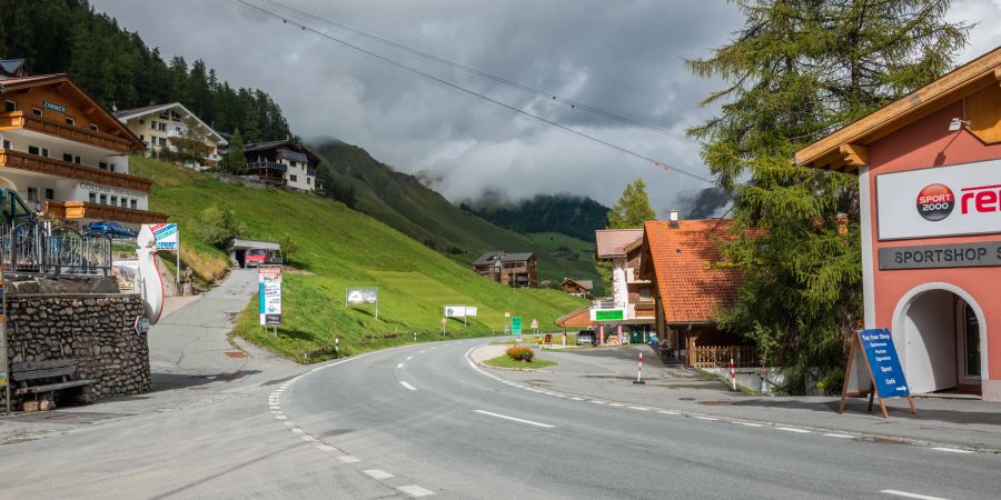 Die Talstrasse führt durch die Gemeinde Samnaun in der Region Engiadina Bassa/Val Müstair.