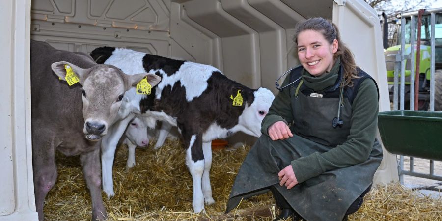 Die junge Veterinärmedizinerin Lisanne Tesch aus Bernau hat sich bewusst für eine Tätigkeit als klassische Landtierärztin entschieden und ist damit eher die Ausnahme.