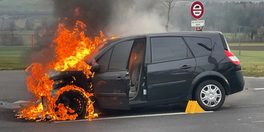 Seon: Auto nach Kollision in Brand geraten