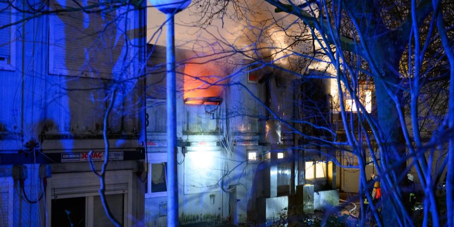 Brennende Container-Einheiten einer Flüchtlingsunterkunft in Hamburg-Winterhude - bei dem Feuer kam ein Mensch ums Leben.