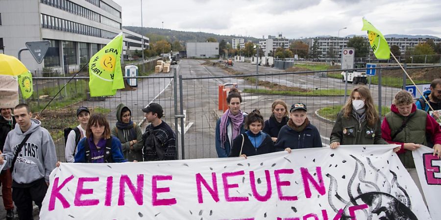 Rund 50 Klimastreikende demonstrierten im Oktober letzten Jahres gegen das Reservekraftwerk in Birr AG. (Archivbild)