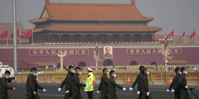 Sicherheitsbeamte marschieren in Formation vor der Grossen Halle des Volkes in Peking, Samstag, 4. März 2023. Chinas Nationaler Volkskongress, China Militär Volkskongress