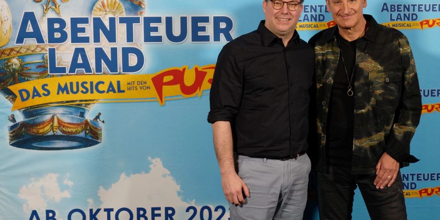 Der Sänger Hartmut Engler (r) von der Band Pur und Producer Martin Flohr bei der Vorstellung des Musical «Abendteuerland - Musical mit Hits von Pur».