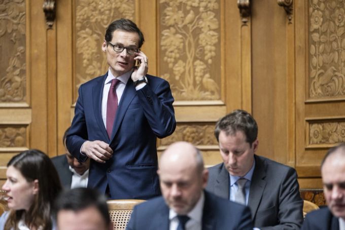 SVP-Nationalrat Roger Köppel telefoniert, an der Frühjahrssession der Eidgenössischen Räte, am 2. März 2022 im Nationalrat in Bern. Roger Köppel Nationalratssaal Handy