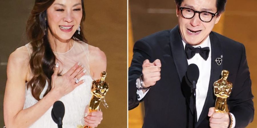 Michelle Yeoh und Ke Huy Quan mit ihren Goldjungen.