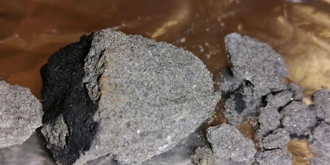Das Bild zeigt kleine Meteoritenteile, die in Matera niedergingen. meteorit