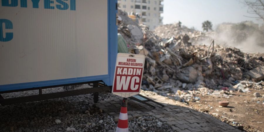 Eine von der Gemeinde Kayseri bereitgestellte mobile Toilette für Frauen steht neben einem eingestürzten Gebäude im Epizentrum des Erdbebens.