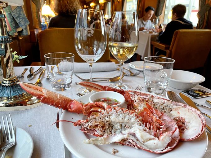 Das Essen an Bord ist regional: Galicien etwa ist bekannt für seine Meeresfrüchte, und so gibt es Langusten, als der Zug hier Station macht. Galicien Langusten Essen Zug
