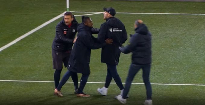 Marius Müller (2.v.r.) muss gleich von mehreren Beteiligten gebändigt werden. FC Luzern