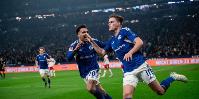 Schalkes Marius Bülter (r) jubelt nach seinem Treffer gegen den VfB Stuttgart. Schalkes Marius Bülter (r) jubelt nach seinem Treffer gegen den VfB Stuttgart.