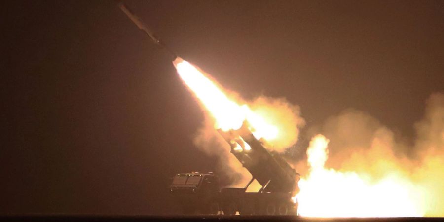 Diese von der staatlichen nordkoreanischen Nachrichtenagentur KCNA zur Verfügung gestellte Aufnahme soll den Abschuss eines strategischen Marschflugkörpers zeigen.