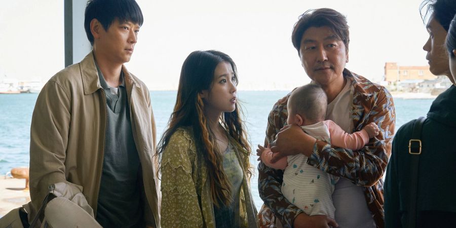 Ein ungleiches Trio sucht eine gute Familie für ein Baby.