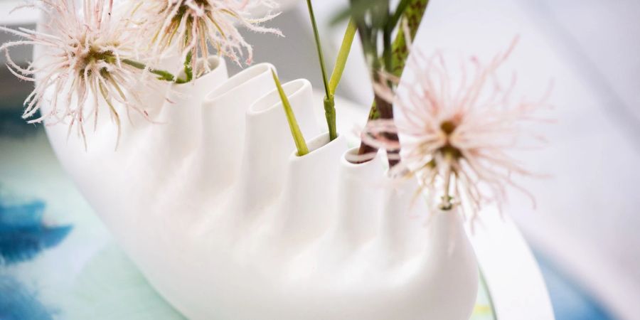 Elf kleine Öffnungen halten elf Blüten: Mit der Vase Rhizom von Klatt Objects lässt sich der aktuelle Floristiktrend zu lockeren Gestecken leicht umsetzen. Zu sehen auf der Konsumgütermesse Ambiente in Frankfurt.