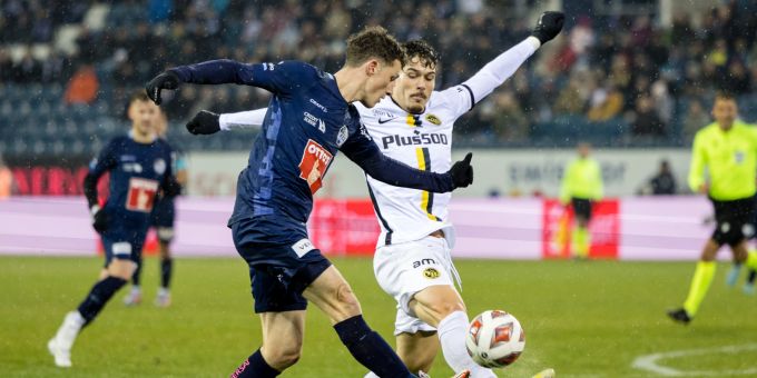 FC Luzerns Pius Dorn, links, gegen YBs Filip Ugrinic. super league