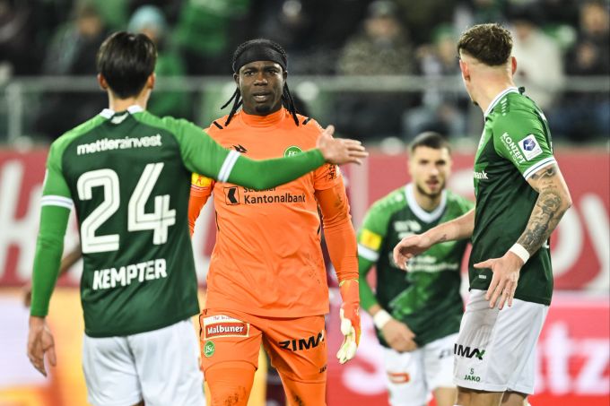 Goalie Lawrence Ati Zigi hält dem FC St.Gallen in der ersten Halbzeit die Führung fest. FC St.Gallen