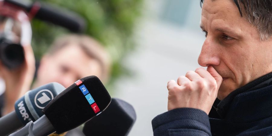 Christian Keller, Geschäftsführer des 1. FC Köln, gibt Journalisten ein Statement zu der Transfersperre.