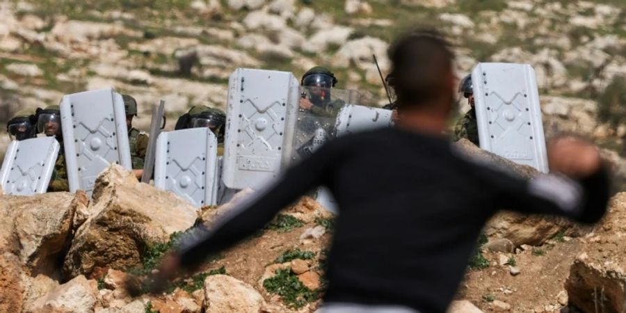 Palästinenser in Nablus wirft Stein auf Sicherheitskräfte