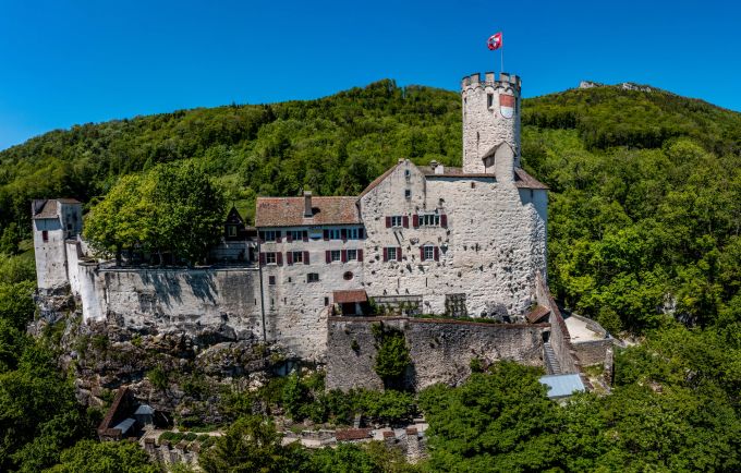 Die Neu-Bechburg beim Dorf Oensingen SO. Neu-Bechburg