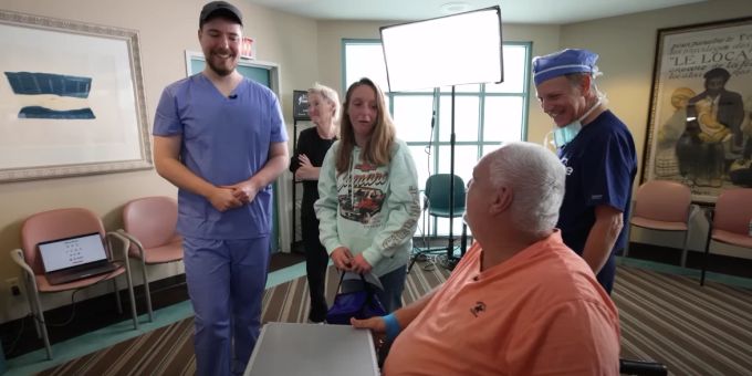 MrBeast schenkte dem Mann 10'000 Dollar und eine Augenoperation. MrBeast