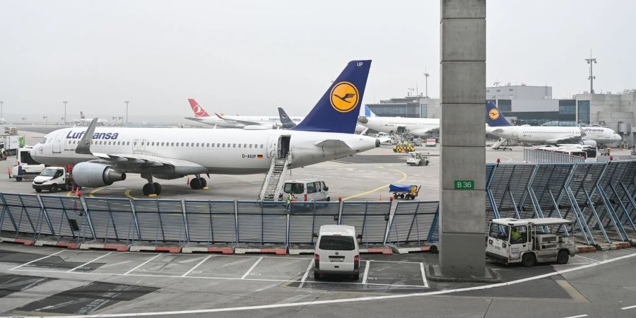Wegen IT-Problemen beim Lufthansa-Konzern sind Tausende Passagiere von Verspätungen und Flugausfällen betroffen.