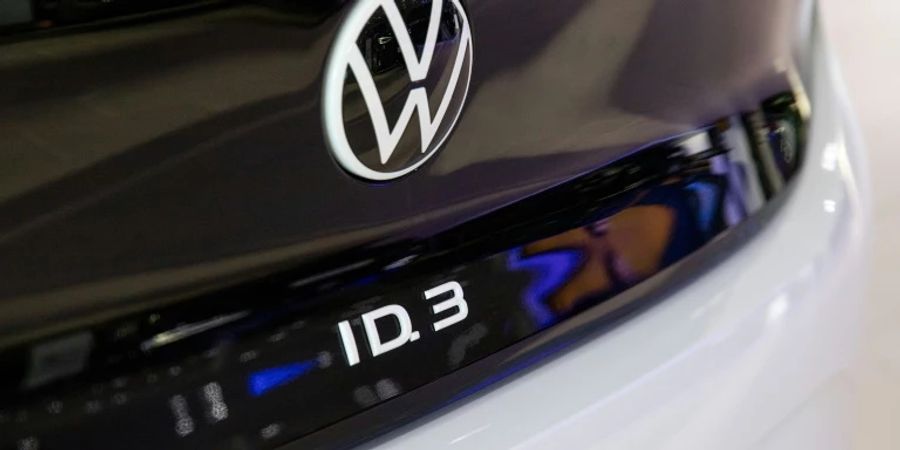 VW-Logo an einem Auto