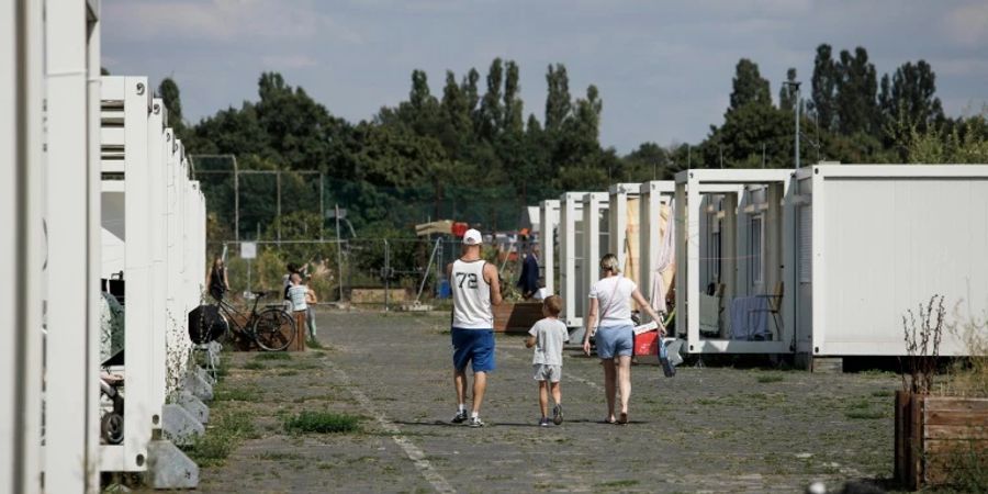 Container auf ehemaligem Flughafen Berlin-Tempelhof