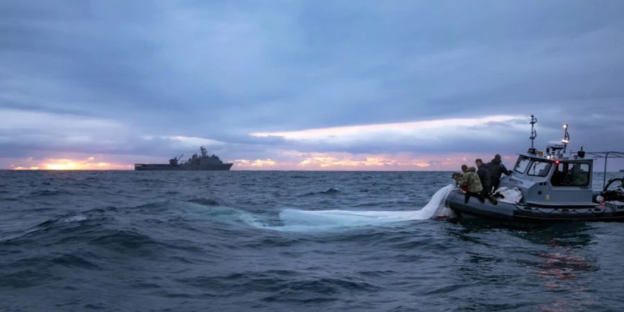 HANDOUT - Dieses von der U.S. Navy zur Verfügung gestellte Bild zeigt Matrosen bei der Bergung eines Höhenüberwachungsballons vor der Küste von Myrtle Beach. Foto: ---/U.S. Navy via AP/dpa - ACHTUNG: Nur zur redaktionellen Verwendung und nur mit vollständiger Nennung des vorstehenden Credits