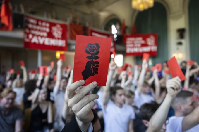 Juso Mitglieder halten ihre Stimmkarte hoch, während einer ausserordentlichen Jahresversammlung der Jungpartei, am Sonntag, 19. Juni 2022, in Bern. (Archivbild) Juso Delgiertenversammlung