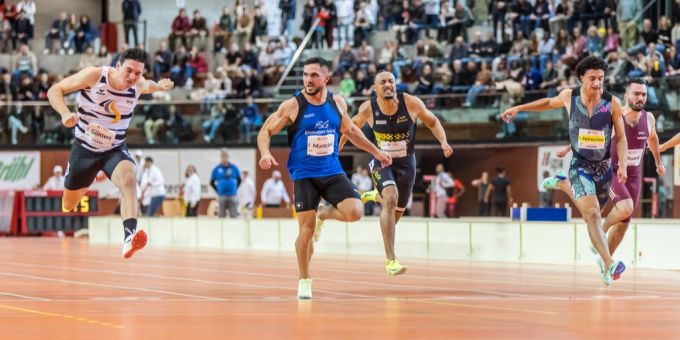 Pascal Mancini (FSG Estavayer), 2. von links, gewinnt vor Enrico Guentert (LC Schaffhausen), 1. von links, und Ricky Petrucciani (LC Zuerich), 3. von rechts, im 60 m Sprint der Männer. pascal mancini