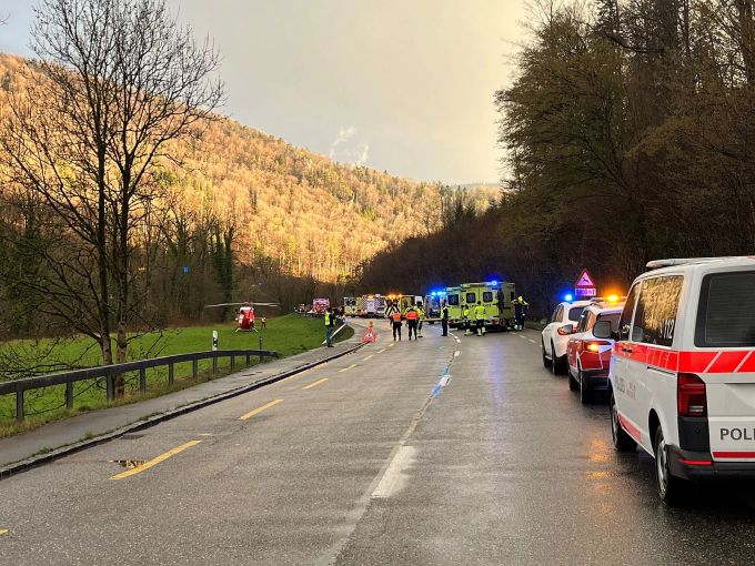 Die Strasse wurde für mehrere Stunden gesperrt. Strasse gesperrt